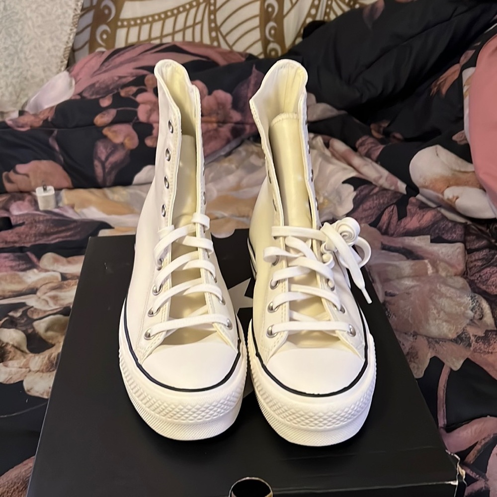 Brand new converse - Picture 1 of 4